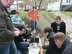 Masterstudenten beim Aufbau des Segelroboters